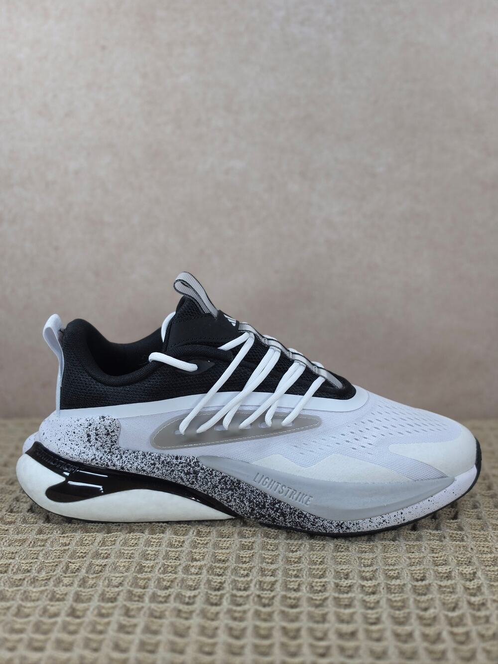 Adidas AlphaBoost V2 IE9157 Men’s 8.5 White Black Lightstrike Running Shoes BNIB